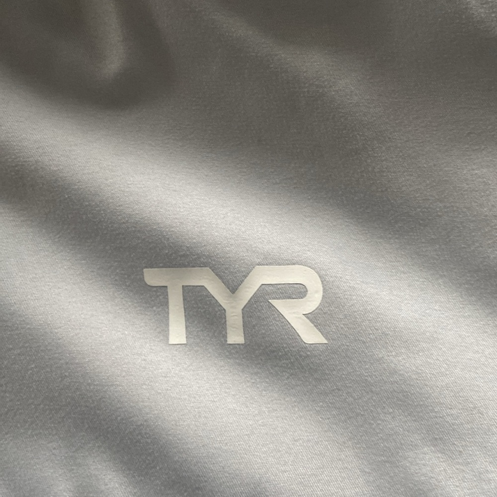 Gear up in the TYR Youth Alliance Podium Parka. - Picture 4 of 10